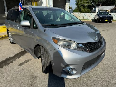 Used 2013 Toyota Sienna SE FWD image 12