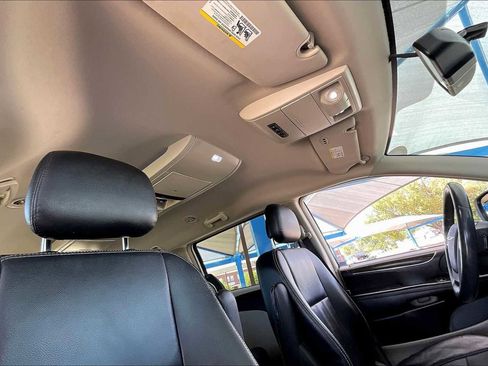 Used 2014 Chrysler Town & Country Touring image 12