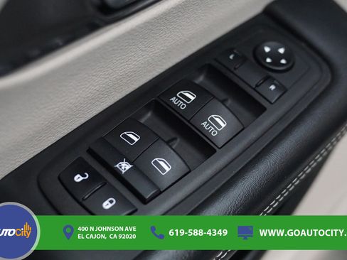 Used 2023 Chrysler Pacifica Touring-L FWD image 19