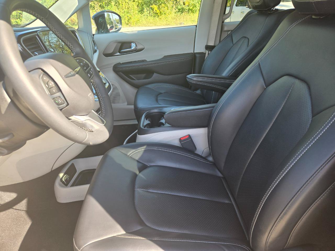 Used 2024 Chrysler Pacifica Limited FWD image 20
