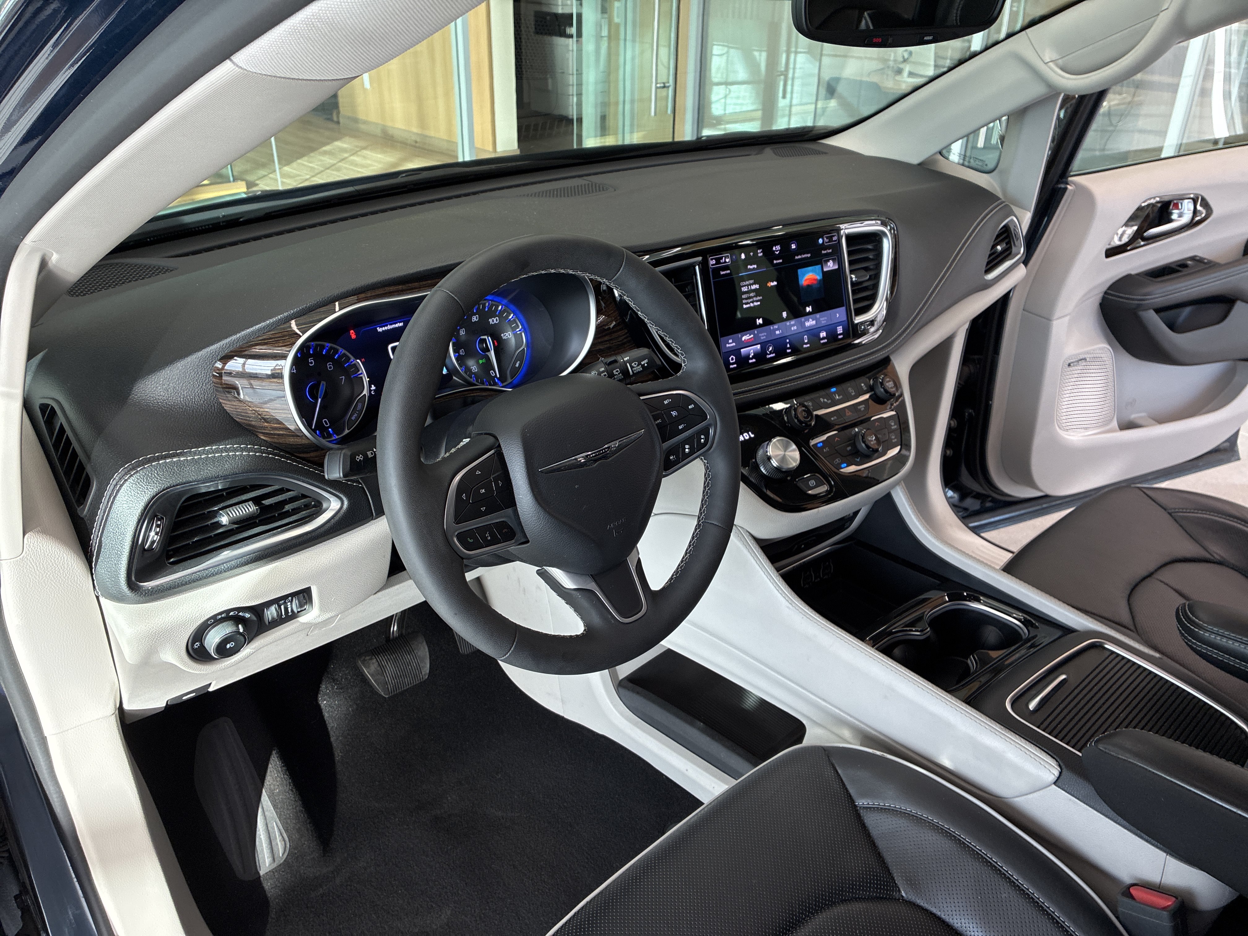 Certified 2023 Chrysler Pacifica Limited w/ Uconnect Theater Family Group AWD/4WD image 21