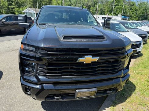 Used 2024 Chevrolet Silverado 2500 Custom AWD/4WD image 3