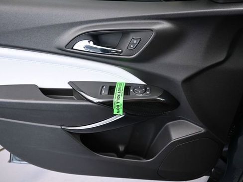 Used 2025 Chevrolet Trax LT FWD image 37