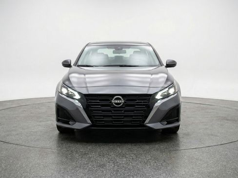 Used 2025 Nissan Altima 2.5 SV image 2