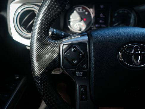 Used 2016 Toyota Tacoma Limited image 19