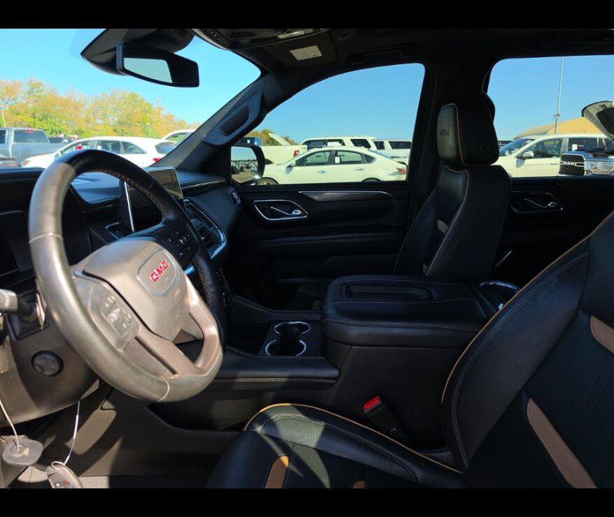 Used 2023 GMC Yukon XL AT4 w/ Technology Package AWD/4WD image 3