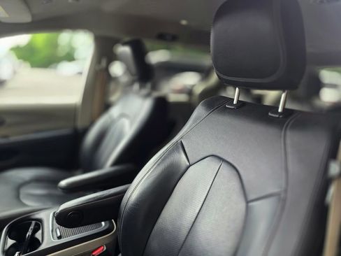 Used 2022 Chrysler Pacifica Touring-L FWD image 9