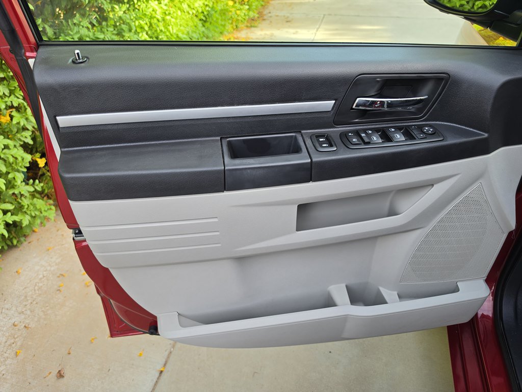 Used 2009 Dodge Grand Caravan SXT w/ Entertainment Group 2 FWD image 36
