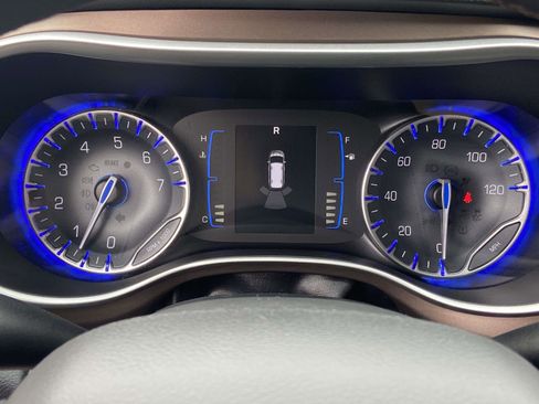 Used 2017 Chrysler Pacifica Touring-L image 18