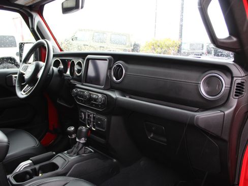 Used 2018 Jeep Wrangler Unlimited Sahara AWD/4WD image 27