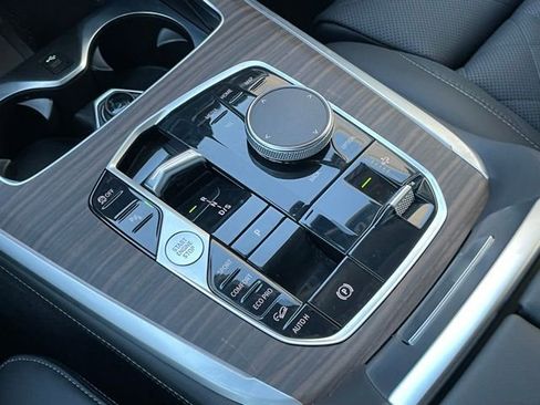 Used 2026 BMW X7 xDrive40i w/ Premium Package image 23