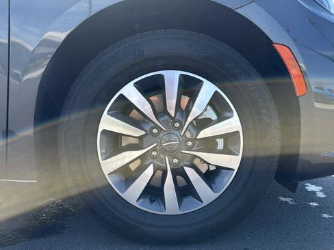 Used 2023 Chrysler Pacifica Limited FWD image 37