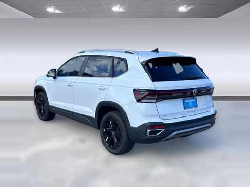 New 2026 Volkswagen Taos SE image 3