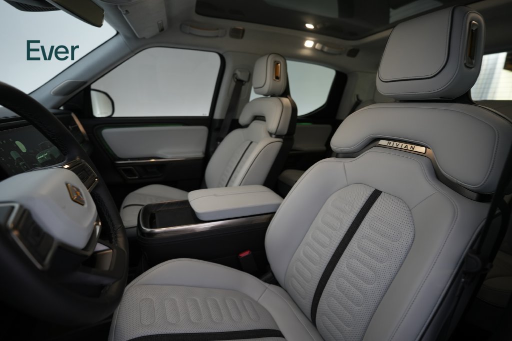Used 2023 Rivian R1T Adventure Dual AWD/4WD image 4