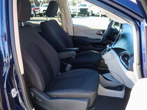 Used 2019 Chrysler Pacifica Touring image 37