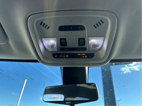 Used 2020 Chevrolet Traverse Premier FWD image 24