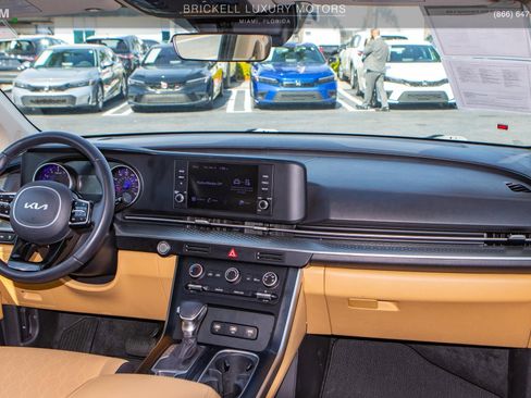 Used 2022 Kia Carnival LX image 17