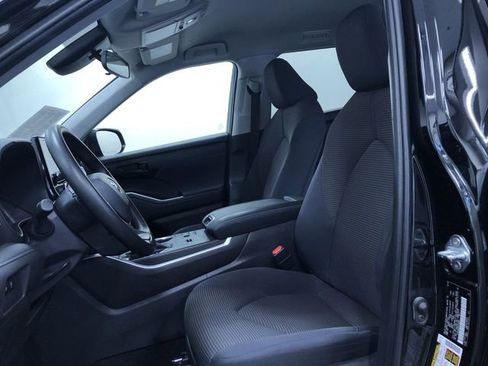 Certified 2023 Toyota Highlander L image 17