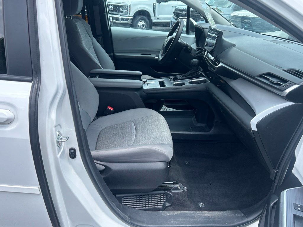 Used 2025 Toyota Sienna LE AWD/4WD image 15