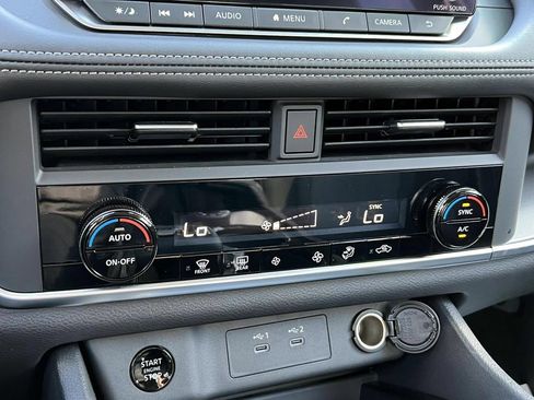 Used 2025 Nissan Rogue SV image 36