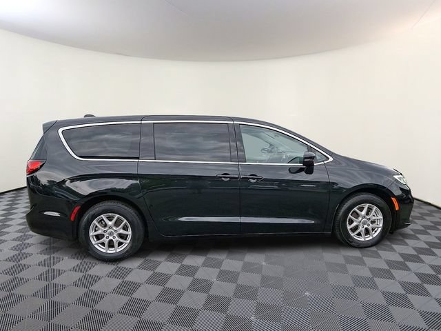 Used 2023 Chrysler Pacifica Touring-L FWD image 7