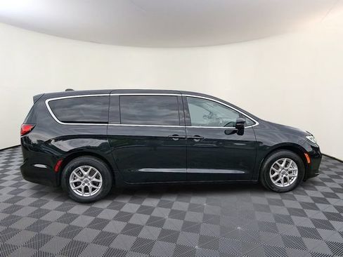 Used 2023 Chrysler Pacifica Touring-L FWD image 7