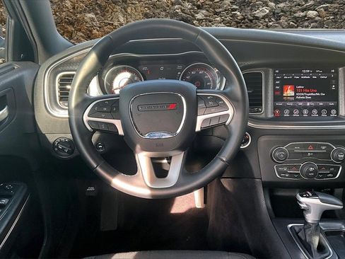 Used 2017 Dodge Charger SXT image 5