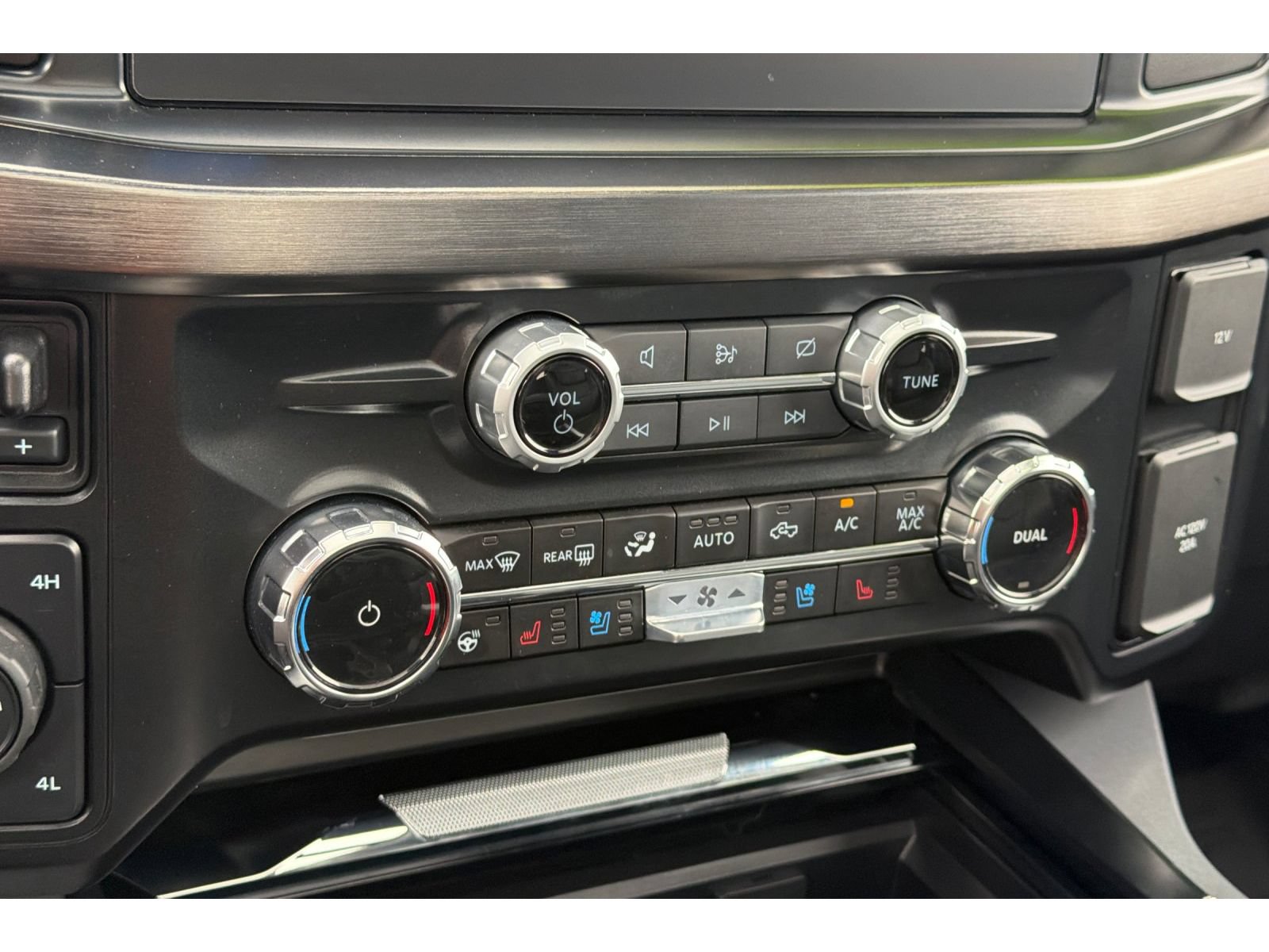 Used 2024 Ford F350 Lariat w/ Lariat Ultimate Package AWD/4WD image 23