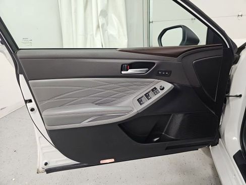 Used 2019 Toyota Avalon Limited image 11