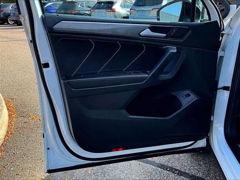 Used 2022 Volkswagen Tiguan SE R-Line image 9