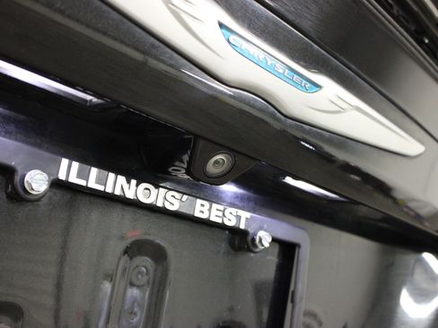Used 2018 Chrysler Pacifica Touring-L FWD image 11