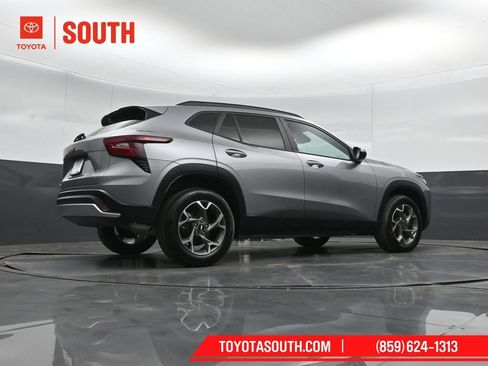 Used 2025 Chevrolet Trax LT w/ LT Convenience Package FWD image 36