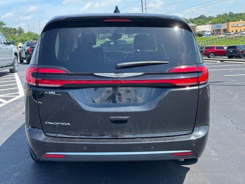 Used 2023 Chrysler Pacifica Touring-L FWD image 4