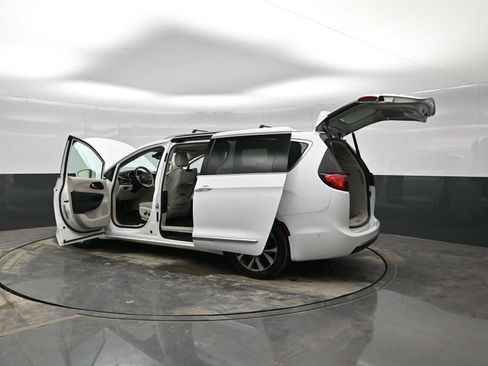 Used 2017 Chrysler Pacifica Limited w/ UConnect Theater Package image 41