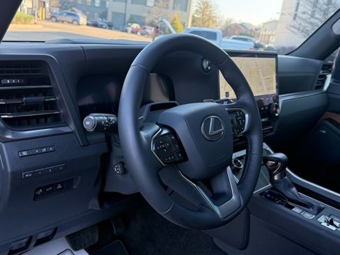 Used 2025 Lexus GX 550 w/ Accessory Package (Z1) image 36