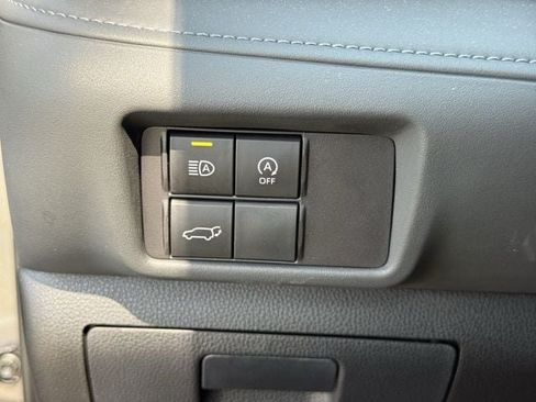 Used 2024 Toyota Highlander LE AWD/4WD image 21