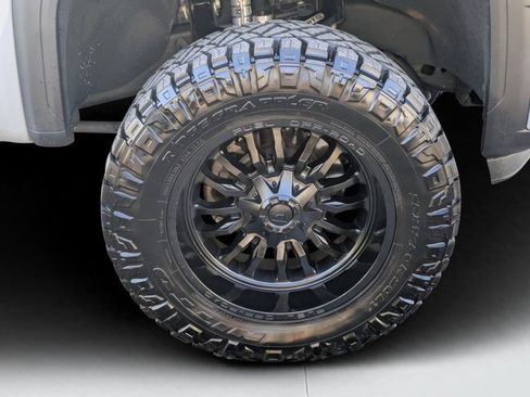 Used 2024 GMC Sierra 2500 SLT w/ SLT Premium Package image 9