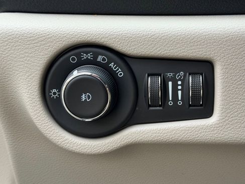 Certified 2024 Chrysler Pacifica Limited image 30