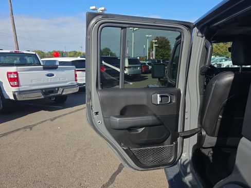 Used 2020 Jeep Wrangler Unlimited Sahara image 23