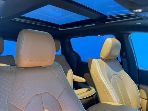Used 2023 Chrysler Pacifica Pinnacle FWD image 3