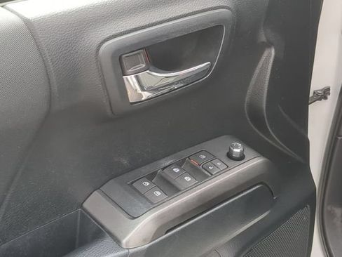Used 2016 Toyota Tacoma TRD Sport w/ Towing Package RWD image 9