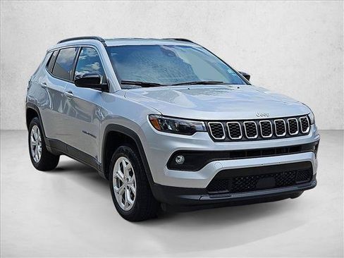 Used 2024 Jeep Compass Latitude AWD/4WD image 3