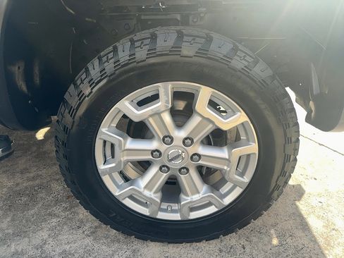 Used 2017 Nissan Titan SV image 9