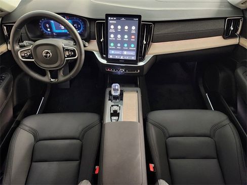 Used 2025 Volvo XC90 B5 Plus image 4