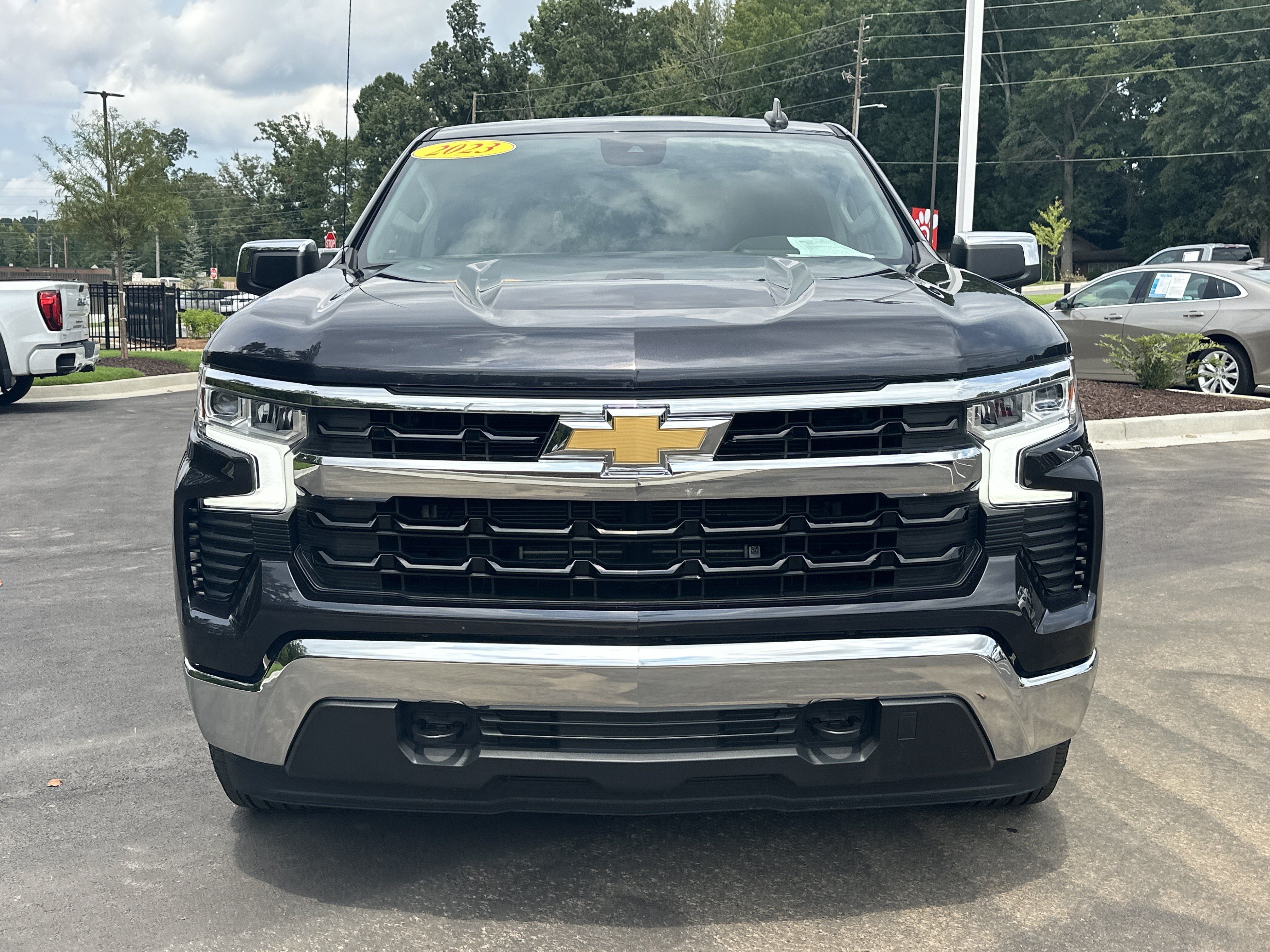Used 2023 Chevrolet Silverado 1500 LT AWD/4WD image 3