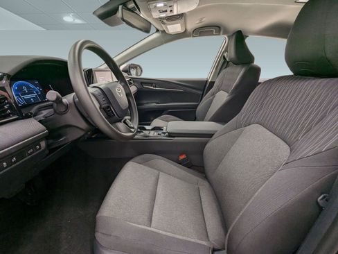 Used 2025 Toyota Camry LE w/ Convenience Package image 4