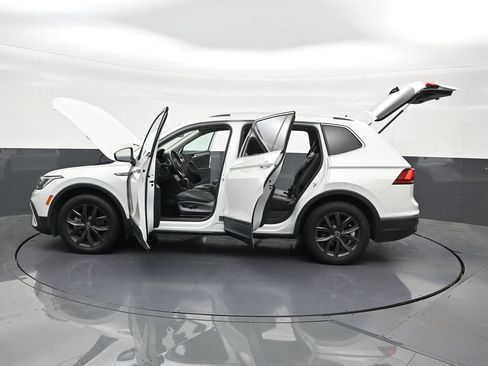 Used 2023 Volkswagen Tiguan SE w/ Panoramic Sunroof Package FWD image 33