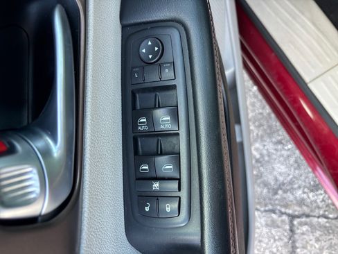 Used 2017 Chrysler Pacifica Touring-L image 38