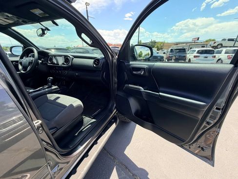 Used 2017 Toyota Tacoma TRD Off-Road w/ Premium & Technology Package AWD/4WD image 25