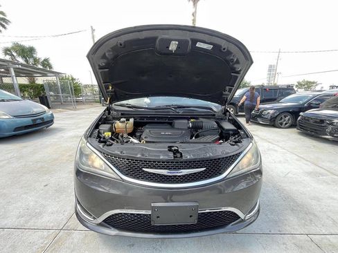 Used 2018 Chrysler Pacifica Touring-L FWD image 17